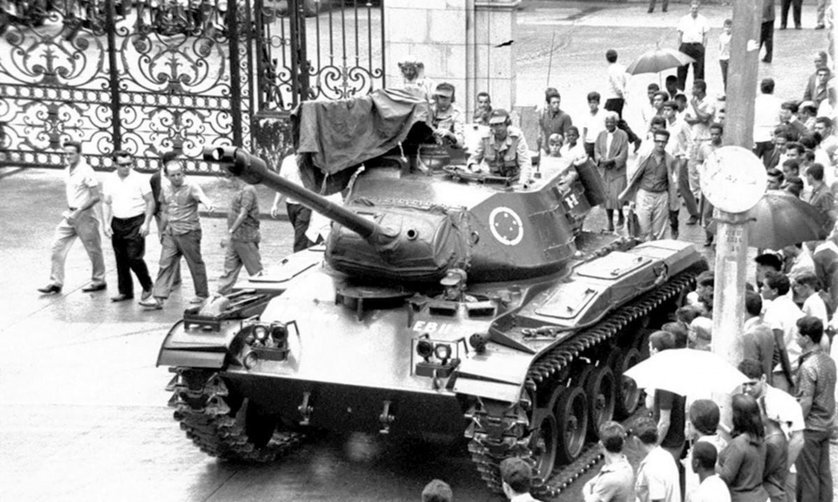 Tanque na rua após o golpe civil-militar de 1964