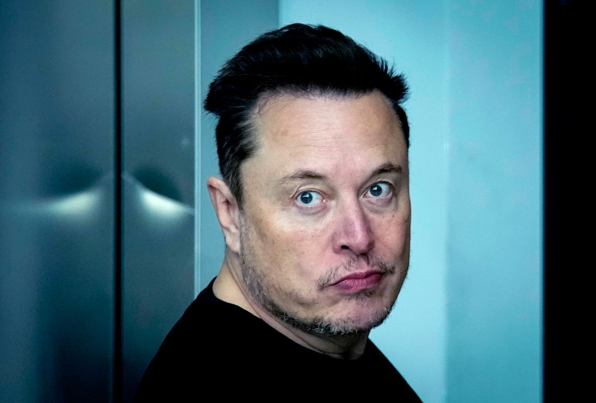 O CEO da Tesla, Elon Musk ao visitar a fábrica de carros elétricos da empresa em   Gruenheide, perto de Berlim, leste da Alemanha