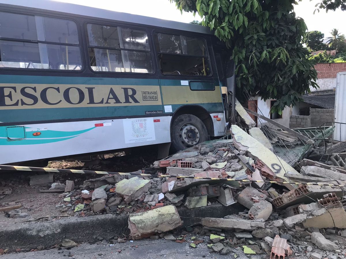 Onde ônibus escolar parou após descer ladeira desgovernado em São Mateus