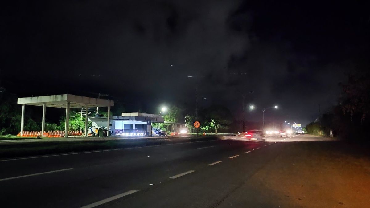 Rodovia do Sol próximo da Polícia Rodoviária Estadual tem postes com lâmpadas apagadas