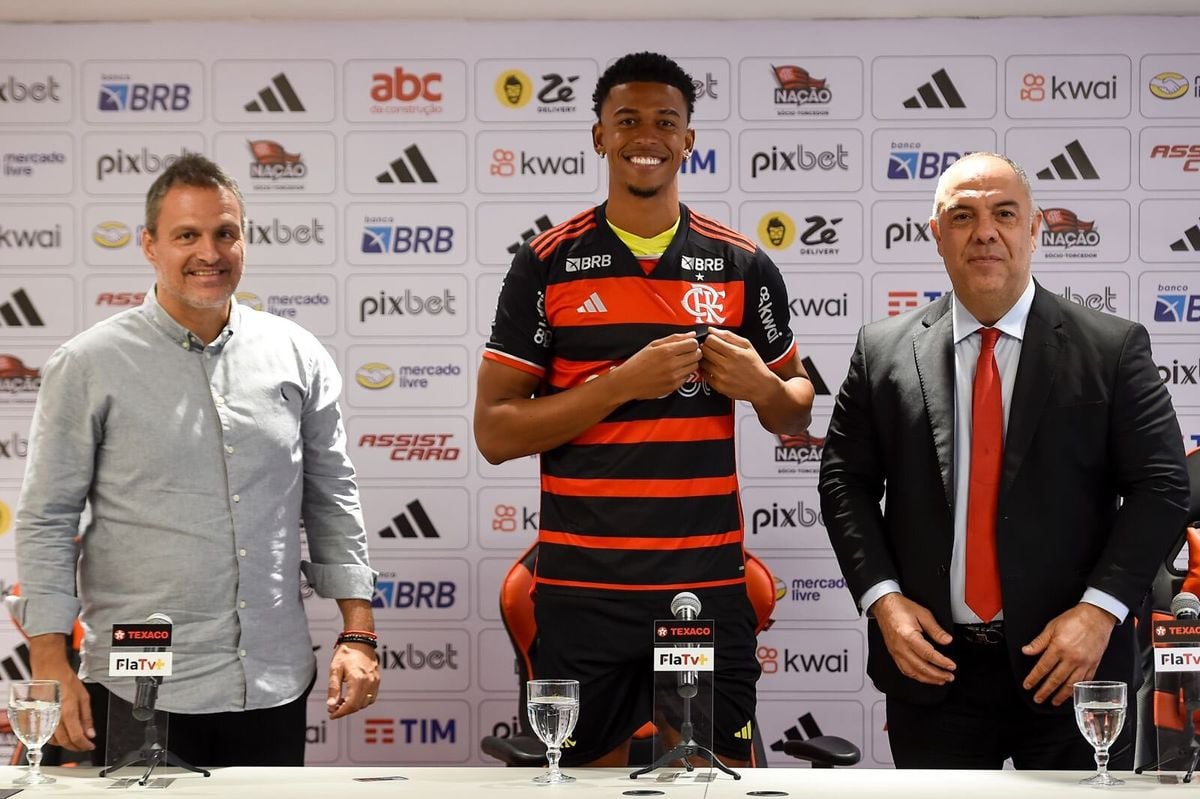 Carlinhos foi apresentado como jogador do Flamengo