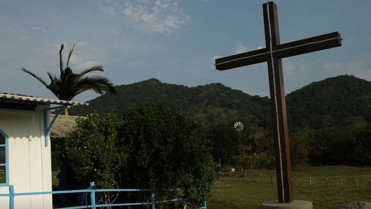 Cruz colocada no local onde estava a árvore onde Nossa Senhora foi vista pela primeira vez