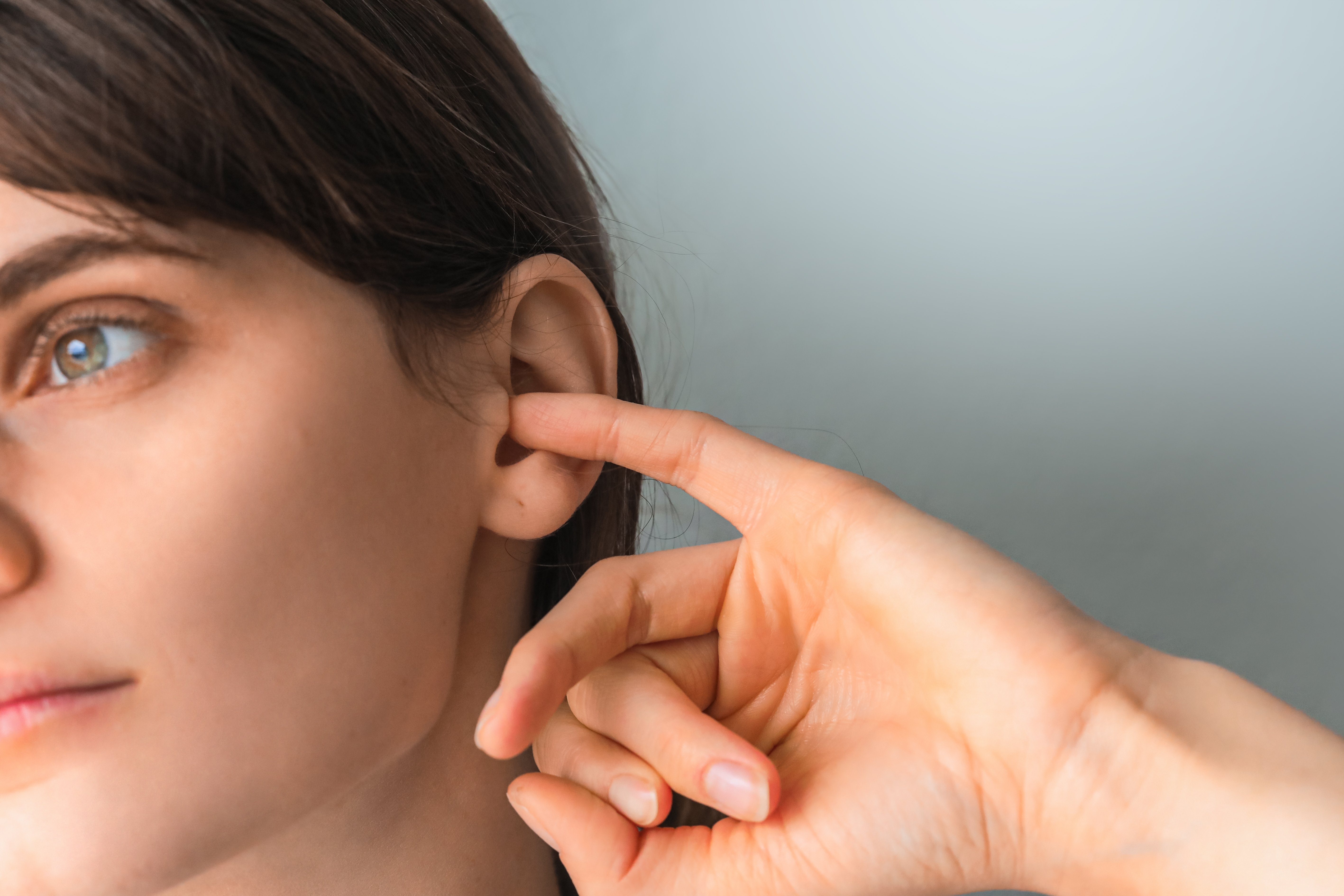 O uso de objetos perfurantes e pontiagudos são sempre um risco para a saúde do ouvido, pois podem causar traumas locais, sangramentos e infecções