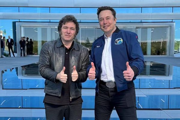 Presidente da Argentina, Javier Milei, com o bilionário Elon Musk, na fábrica da Tesla, no Texas (EUA)