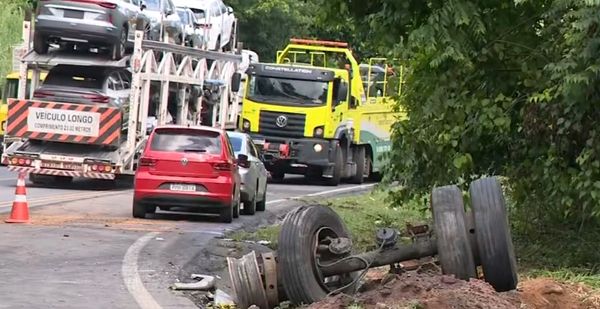 Acidente deixou os veículos totalmente destruídos. por Matheus Martins