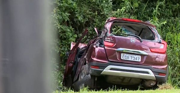 Acidente deixou os veículos totalmente destruídos. por Matheus Martins