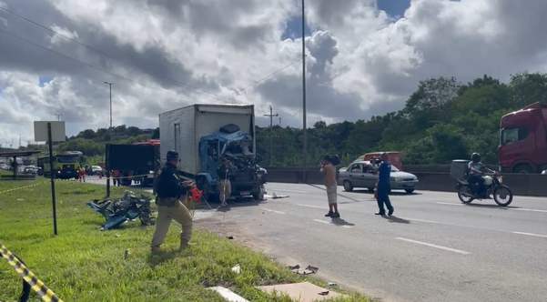 Colisão entre duas carretas deixou um morto em Cariacica
