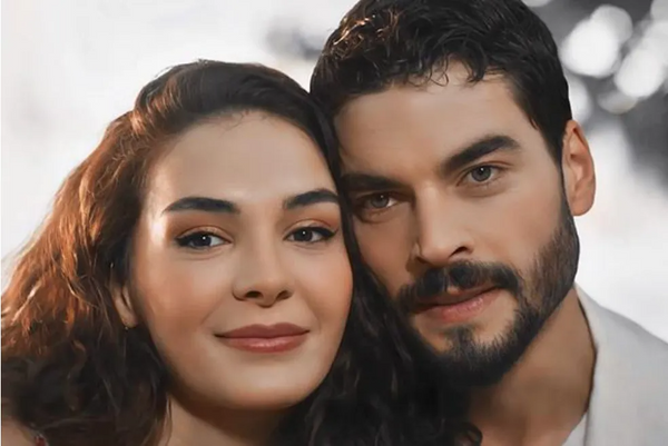 Ebru Şahin e Akın Akınözü: protagonistas da novela turca Hercai: Amor e Vingança