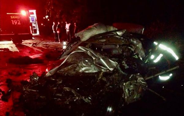 Um dos veículos envolvidos ficou totalmente destruído com o impacto da batida