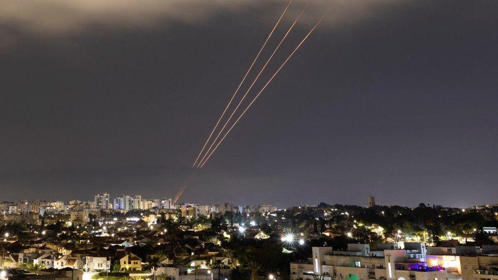 Irã lançou centenas de drones aéreos e mísseis contra Israel, em um ataque de represália que era amplamente esperado. Foi a primeira vez que o Irã realizou ataques diretos contra o território de Israel