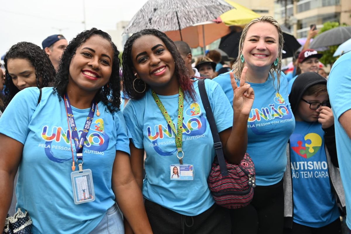 Caminhada União pela Pessoa com Autismo na Praia de Camburi, em Vitória por Marcos Salles/Divulgação