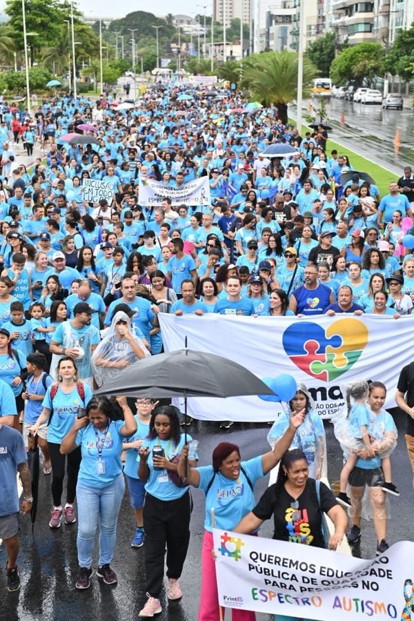 Caminhada União pela Pessoa com Autismo na Praia de Camburi, em Vitória por Marcos Salles/Divulgação