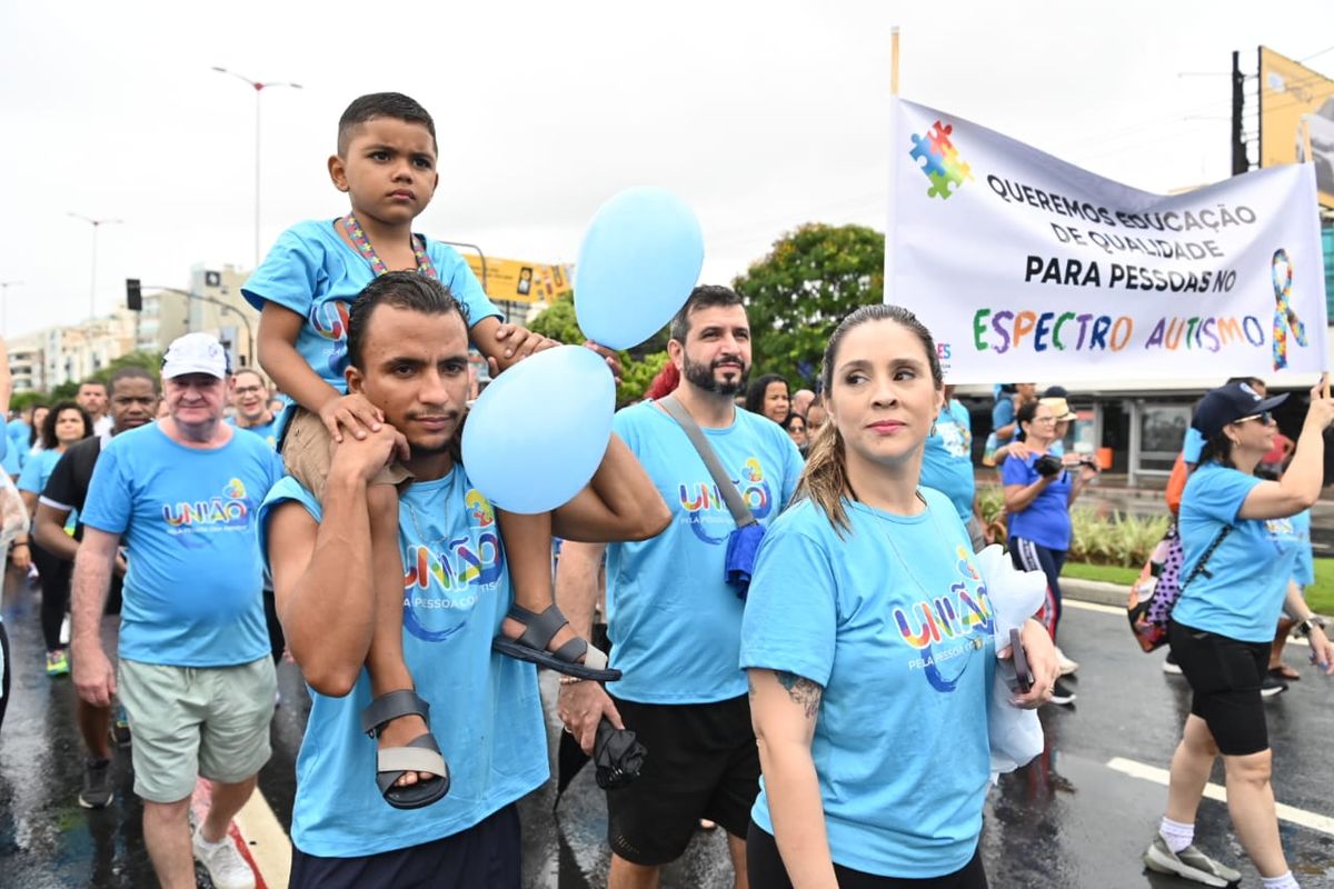Caminhada União pela Pessoa com Autismo na Praia de Camburi, em Vitória por Marcos Salles/Divulgação