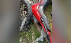 Com o impacto da batida, a vítima foi parar no acostamento; a moto que o jovem pilotava ficou no canteiro da rodovia