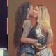 Ludmilla beija Brunna Gonçalves no palco do Coachella 