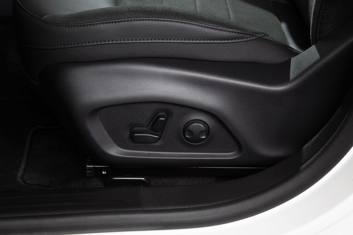 Ajustes elétricos dos bancos da frente para motorista e carona por Jeep/Divulgação