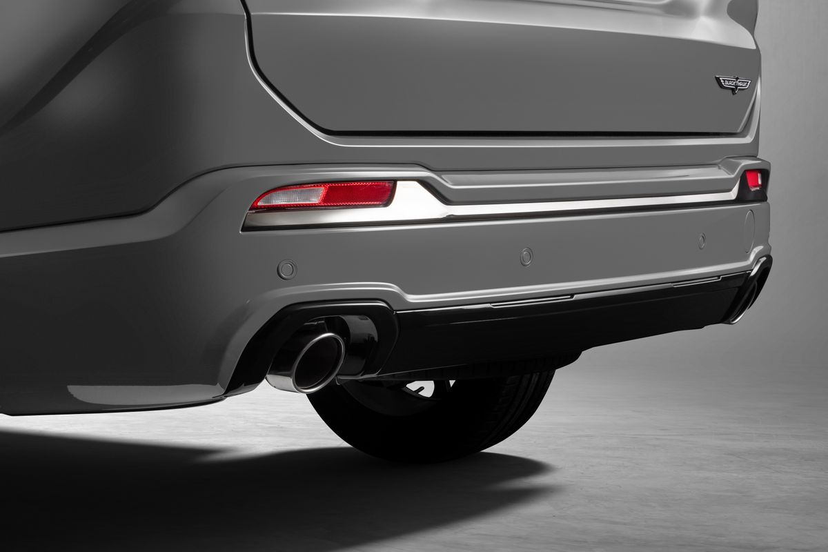 Canos de escapamento duplos na versão Blackhawk por Jeep/Divulgação