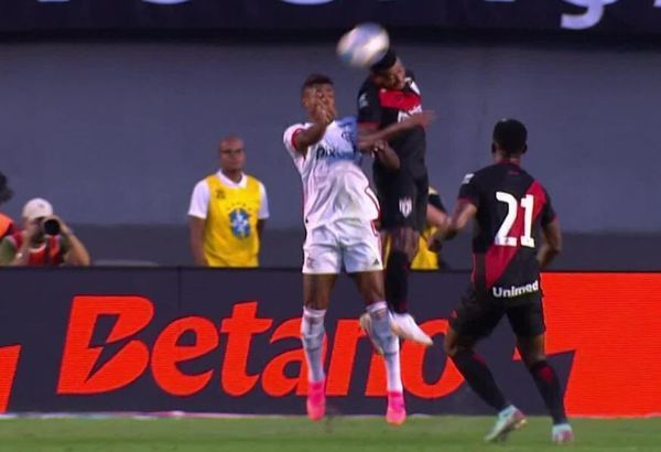 Disputa de bola resultou em pênalti mal marcado em cima de Bruno Henrique, atacante do Flamengo