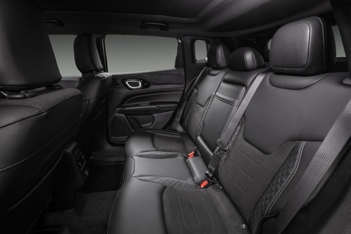 Espaço interno na segunda fileira do carro por Jeep/Divulgação