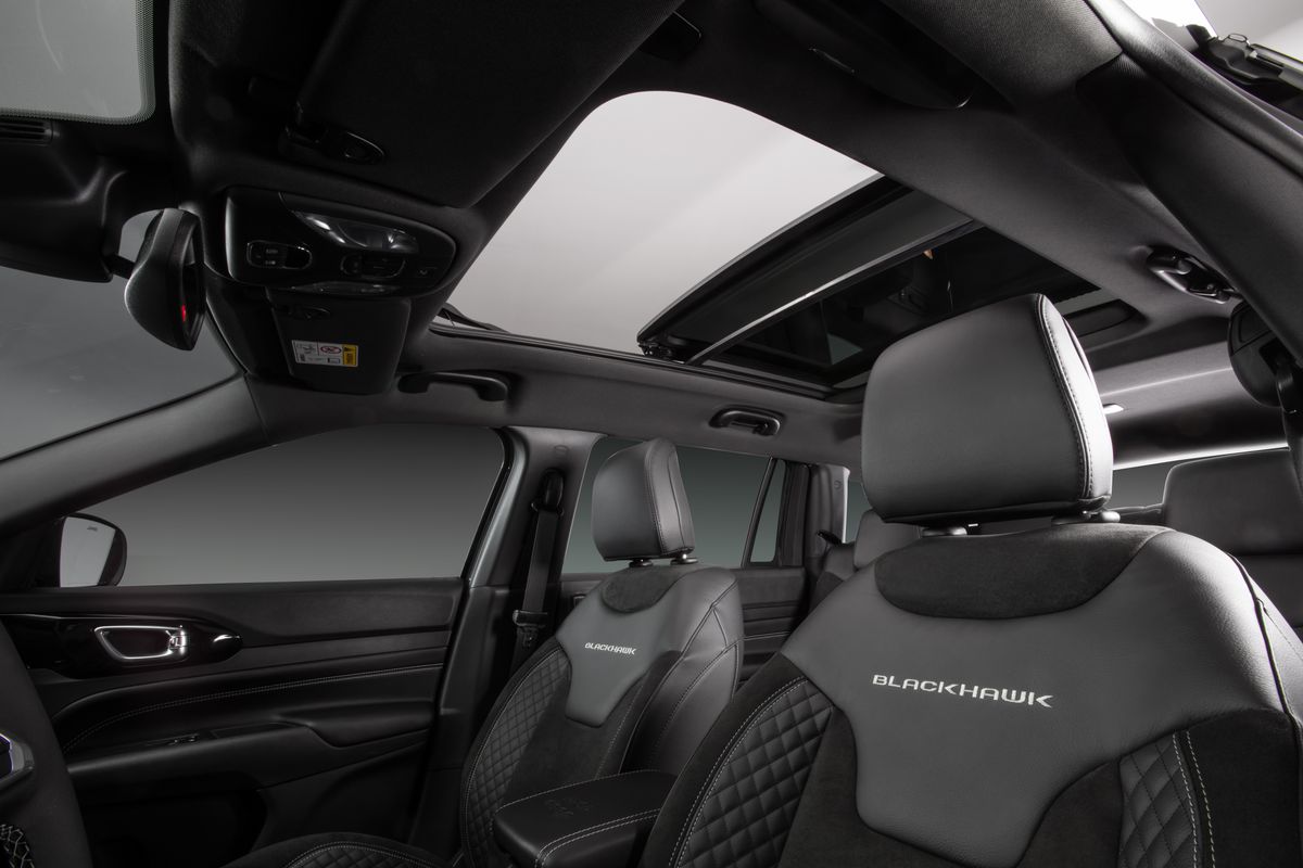 Interior do Commander Blackhawk com bancos em couro e suede por Jeep/Divulgação