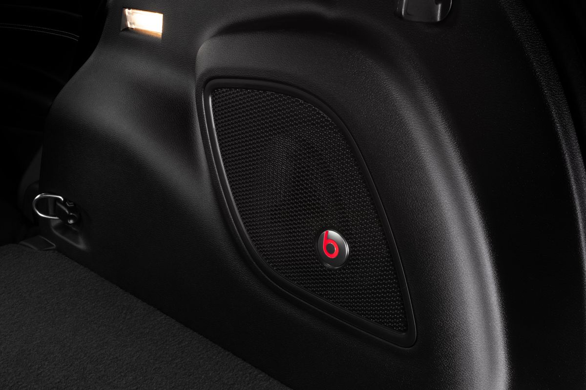 Sistema de áudio de alta qualidade com oito alto-falantes e subwoofer  por Jeep/Divulgação