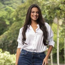 A atriz compartilhou o incidente nos stories do Instagram e explicou que estava de bicicleta quando uma moto a atingiu