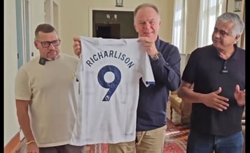 Richarlison doou uma camisa oficial do Tottenham autografada que será leiloada. O valor arrecadado vai para moradores da cidade do Sul do Estado que foi devastada por fortes chuvas