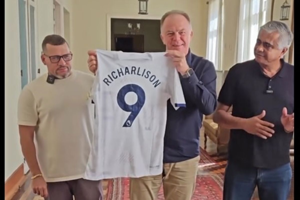 Richarlison doou uma camisa oficial do Tottenham autografada que será leiloada. O valor arrecadado vai para moradores da cidade do Sul do Estado que foi devastada por fortes chuvas