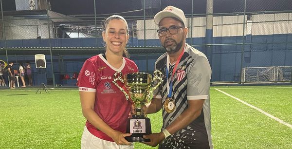 Luciano Tadino e Kamilla. Técnico e capitã na luta para a classificação do Vila Nova