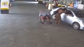 Vídeo mostra momento em que idoso é retirado de carro e colocado na cadeira de rodas