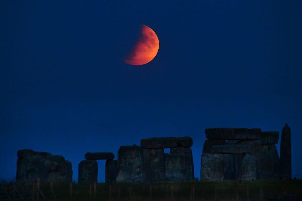 Pesquisadores estão investigando se Stonehenge se alinha com as posições da Lua, assim como do Sol
