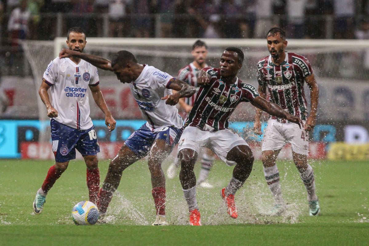 Em jogo que ficou um bommt empo parado por causa da chuva, Bahia leva a melhor sobre o Fluminense