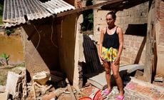 Um mês após as chuvas que devastaram a cidade do Sul do ES, inclusive o local em que morava, manicure ainda sofre com a ameaça de novo desabamento