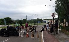 Universidade diz que fechamento ocorreu devido ao acúmulo de resíduos no local; associação de docentes acusa Ufes de "chantagem" com alunos, que bloqueiam acessos ao campus de Goiabeiras