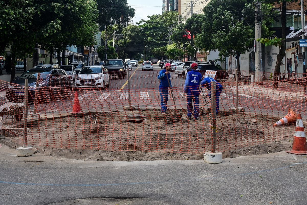 Construção da rotatória no cruzamento das ruas Aleixo Netto e Saul Navarro na Praia do Canto