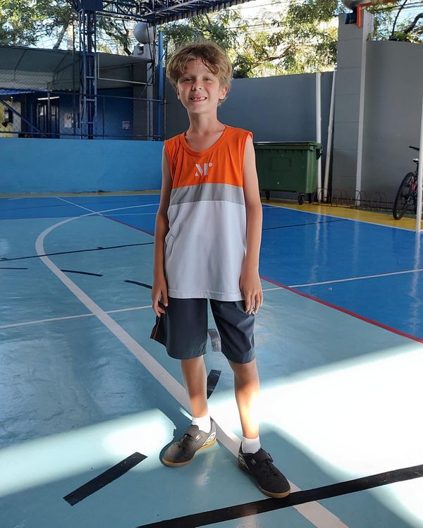 Dante começou na Monteiro neste ano e já está no time de futebol da escola na categoria sub-8
