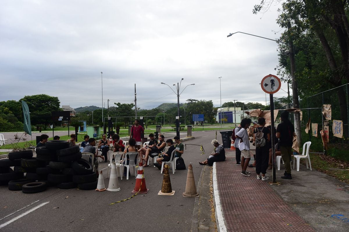 Universidade diz que fechamento ocorreu devido ao acúmulo de resíduos no local; associação de docentes acusa Ufes de 'chantagem' com alunos, que bloqueiam acessos ao campus de Goiabeiras