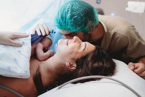 Fernanda Paes Leme e o marido com o bebê no colo