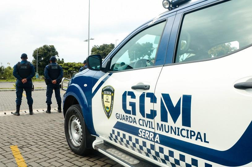 Um guarda municipal da Serra, que estava de folga e no trânsito, dois carros atrás do veículo de aplicativo, flagrou a ação e deu voz de prisão aos criminosos