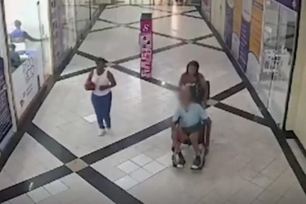 Mulher foi presa em flagrante na terça (16) por suspeita de levar o idoso já morto para sacar R$ 17 mil no banco em Bangu, na zona oeste do Rio de Janeiro