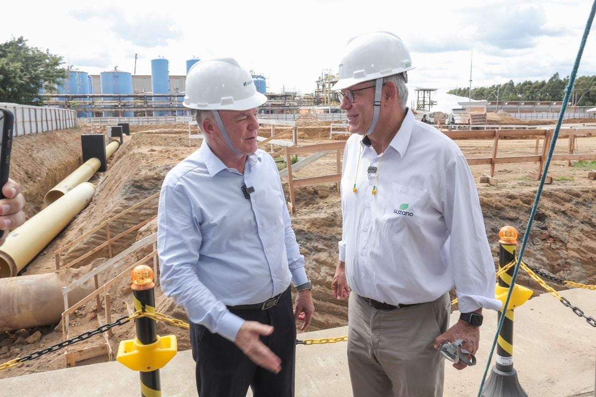 Renato Casagrande e o CEO da Suzano, Walter Schalka, no lançamento da pedra fundamental da fábrica de tissue