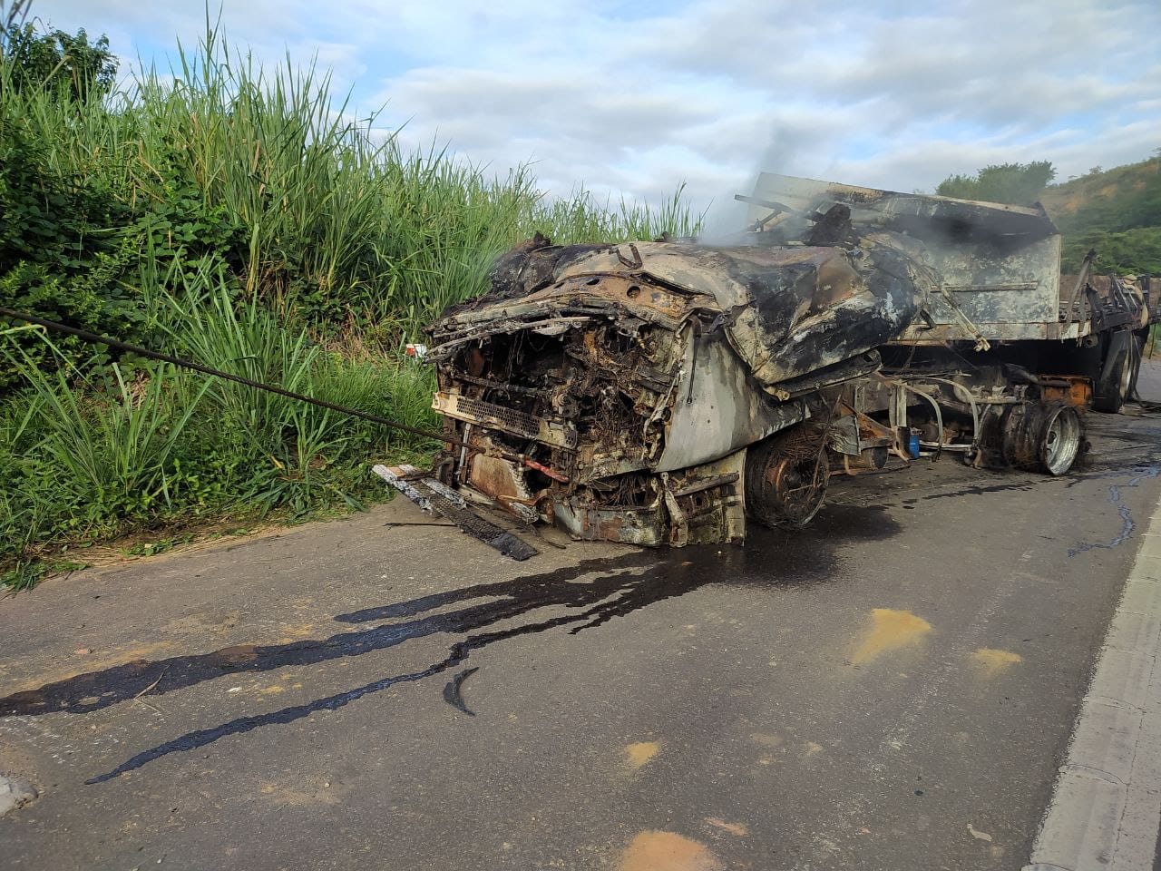 Motorista saiu ileso antes de veículo ser tomado pelas chamas; trânsito ficou em meia pista durante a madrugada até o início da manhã desta quinta-feira (18)