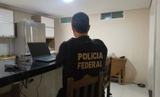 Polícia Federal cumpriu mandado de busca e apreensão na casa do rapaz, em Vila Velha, onde foram apreendidos quatro celulares, um cartão de memória e um pen drive