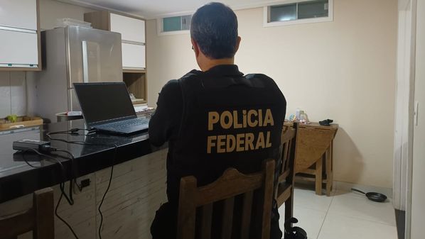 Polícia Federal cumpriu mandado de busca e apreensão na casa do rapaz, em Vila Velha, onde foram apreendidos quatro celulares, um cartão de memória e um pen drive