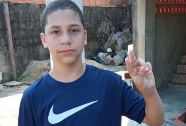O adolescente Carlos Teixeira morreu uma semana após ser agredido nas costas dentro da escola pública no litoral paulista — Foto: 