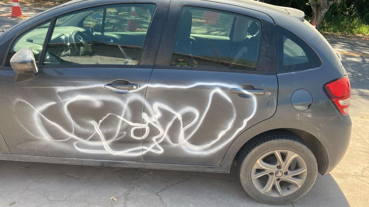 Pichador apaga pichação feita em carro após confessar crime em Aracruz