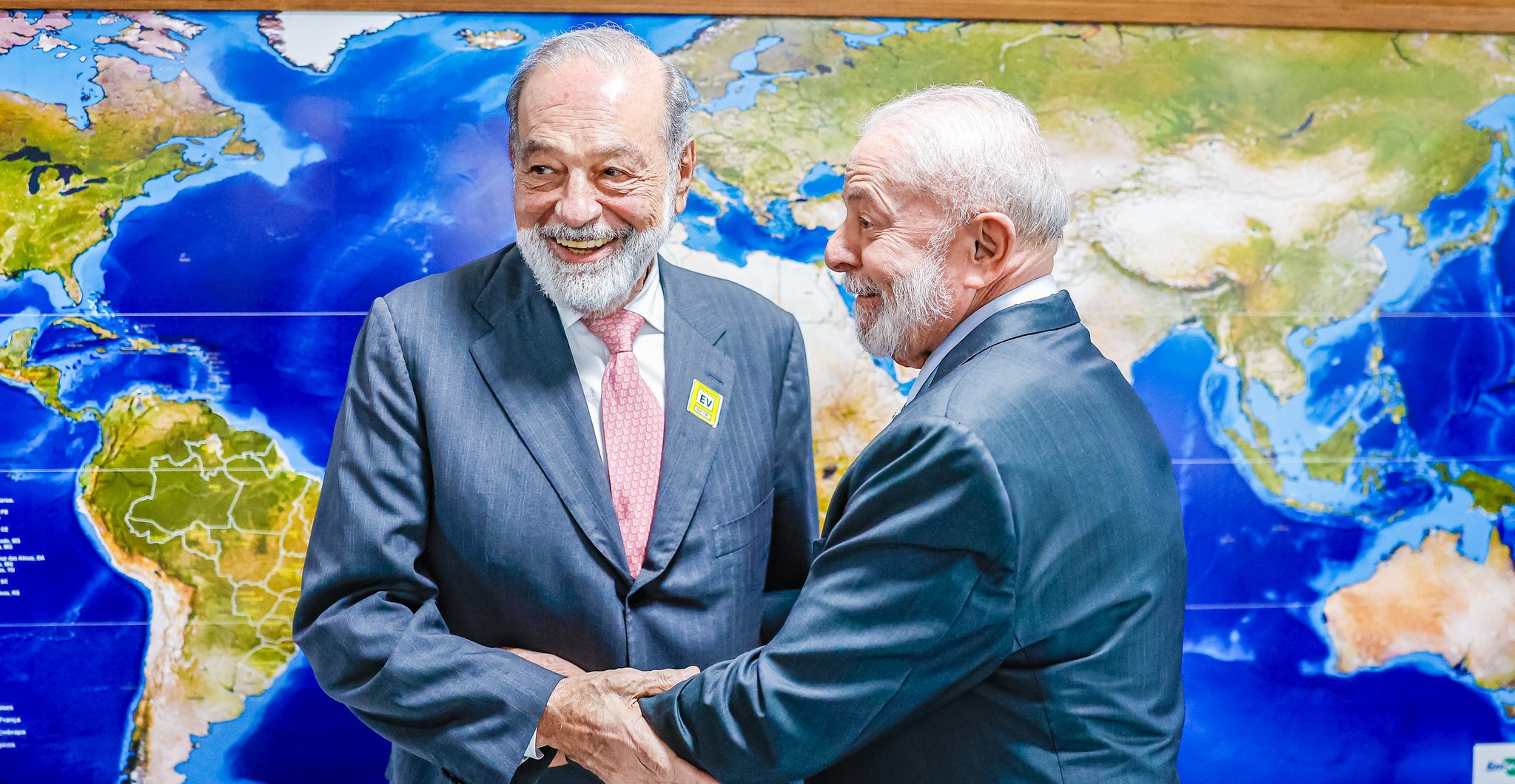 Segundo o Palácio do Planalto, o empresário Carlos Slim e o presidente trataram da expansão da rede de fibra ótica e 5G no território brasileiro