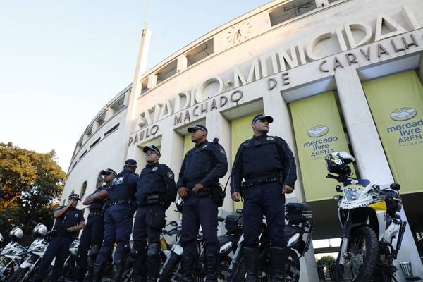  Agentes da Guarda Civil Metropolitana bloqueiam entrada do estádio do Pacaembu para show do Roberto Carlos, cancelado nesta sexta-feira