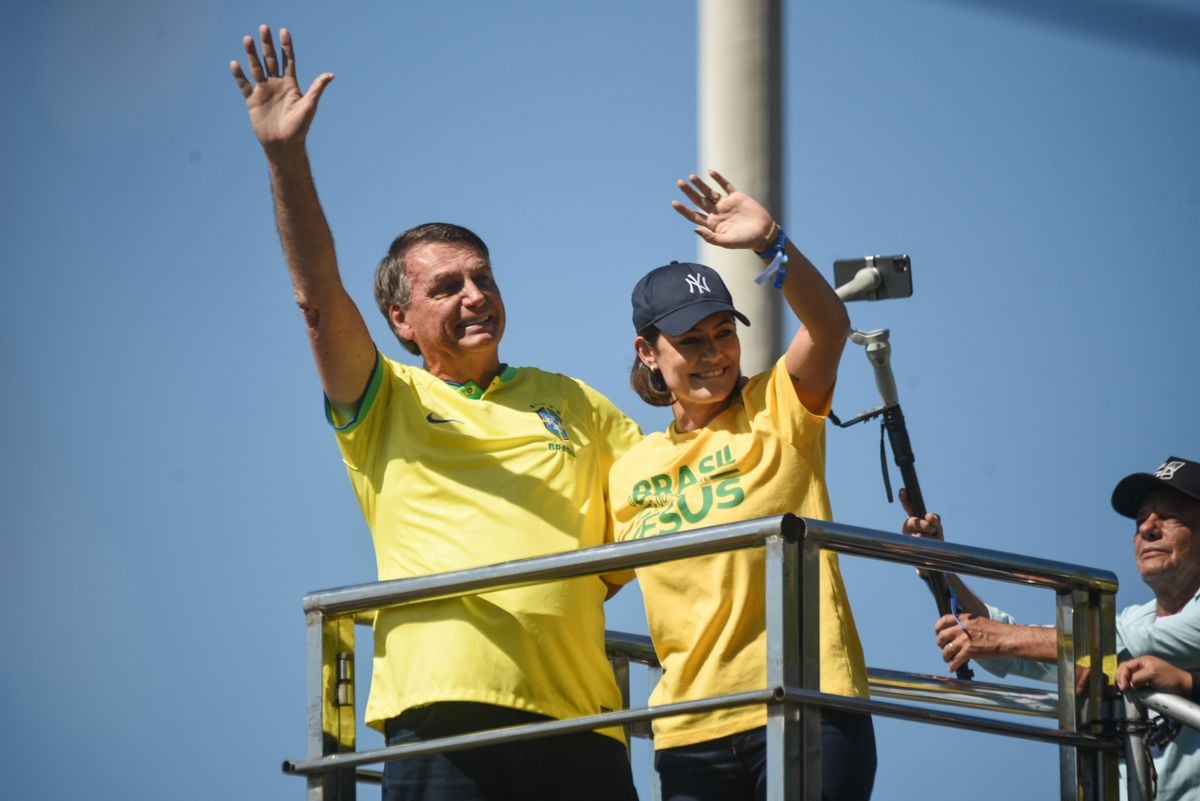  Ex-presidente Jair Bolsonaro, a esposa Michele Bolsonaro e o pastor Silas Malafaia durante ato na praia de Copacabana