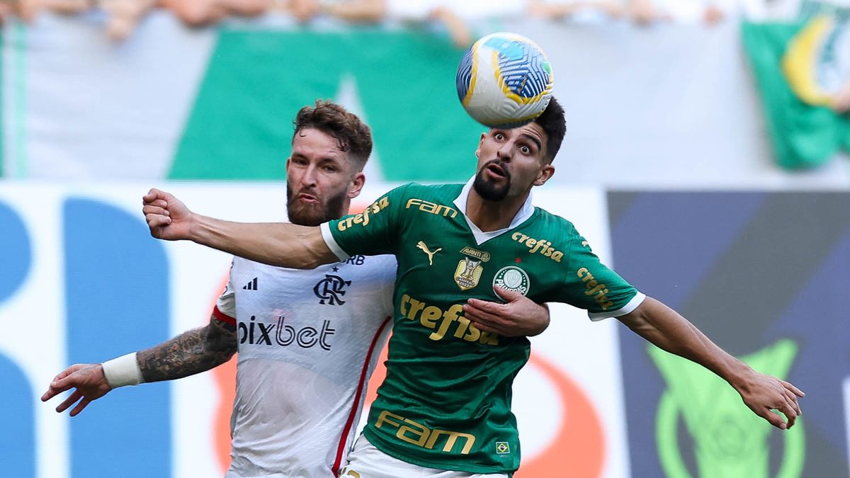 Leo Pereira, do Flamengo, marca Flaco López, do Palmeiras, em jogo disputado em São Paulo, pelo Campeonato Brasileiro
